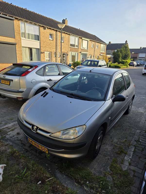 Grijs Gebruikt 2001 Peugeot 206 Hatchback | € 999 (Eerlijke prijs) - Afbeelding 1/4