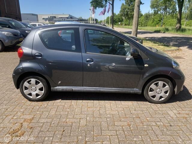Occasion Toyota Aygo 68 PK (50 kW) 2007 Grijs Hatchback
