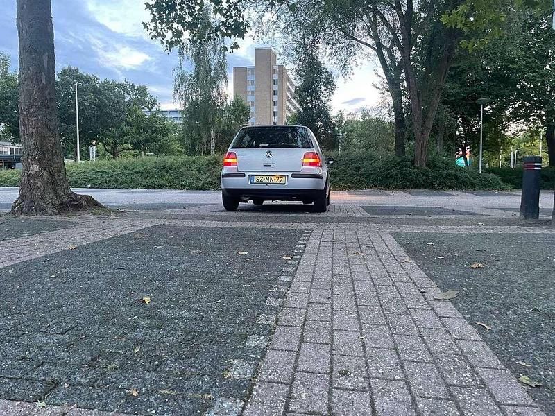 Zilver Gebruikt 1998 VW Golf IV Trendline Hatchback | € 500 (Super prijs) - Afbeelding 1/4