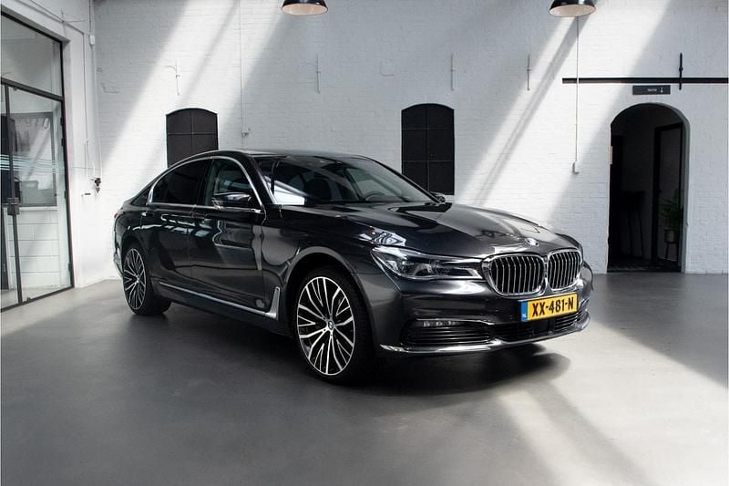 Grijs Gebruikt 2018 BMW 740 Executive Sedan | € 32.750 (Eerlijke prijs) - Afbeelding 1/4