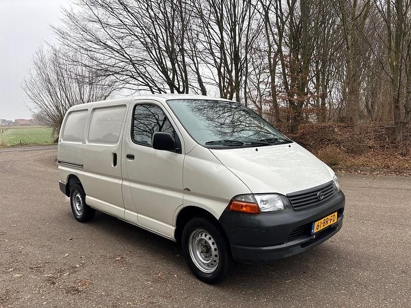 Wit Occasion 2004 Toyota HiAce Sedan | € 7.000 - Afbeelding 1/4