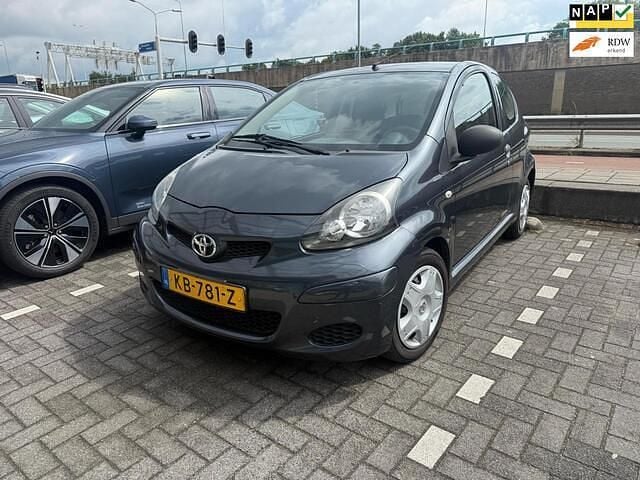 Grijs Gebruikt 2011 Toyota Aygo Cool Hatchback | € 1.999 (Eerlijke prijs) - Afbeelding 1/4