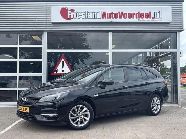 Zwart Gebruikt 2021 Opel Astra Edition Stationwagen | € 12.499 (Goede deal) - Afbeelding 1/4