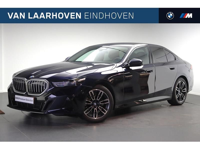 Zwart Occasion 2024 BMW 520 M Sport Sedan | € 53.950 (Eerlijke prijs) - Afbeelding 1/4