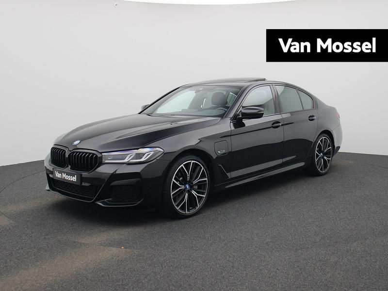 Zwart Gebruikt 2022 BMW 530e Executive Sedan | € 42.900 (Eerlijke prijs) - Afbeelding 1/4
