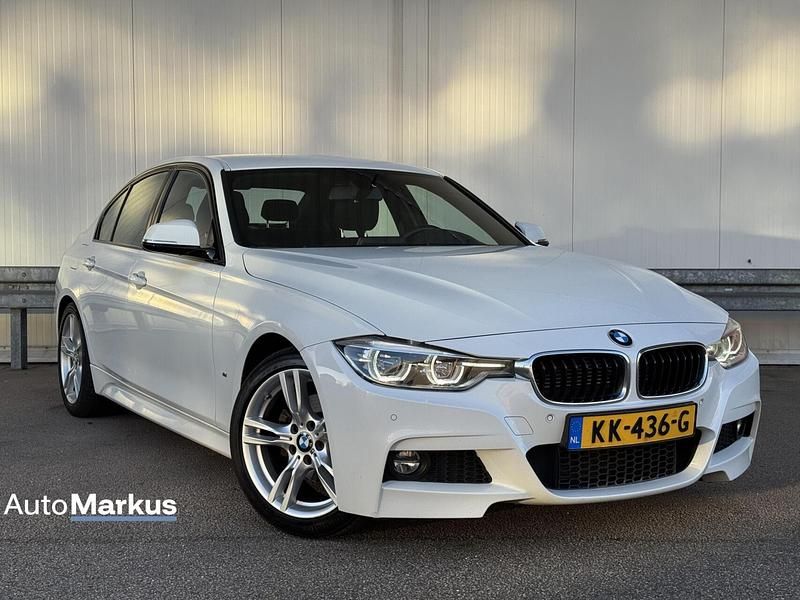 Wit Occasion 2016 BMW 330 M Sport Sedan | € 13.750 (Iets duurder) - Afbeelding 1/4