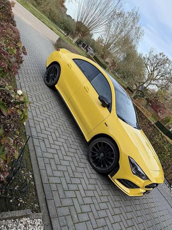 Occasion Mercedes CLA250 Premium Plus 160 PK (117 kW) 2021 Geel Sedan