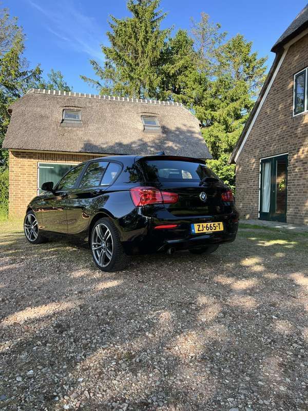 Zwart Gebruikt 2015 BMW 116 Sport Line Hatchback | € 11.499 (Iets duurder) - Afbeelding 1/4