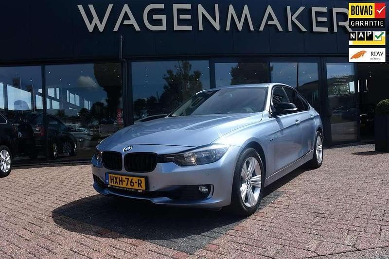 Blauw, metallic lak Gebruikt 2013 BMW 320 Executive Sedan | € 13.950 (Eerlijke prijs) - Afbeelding 1/4