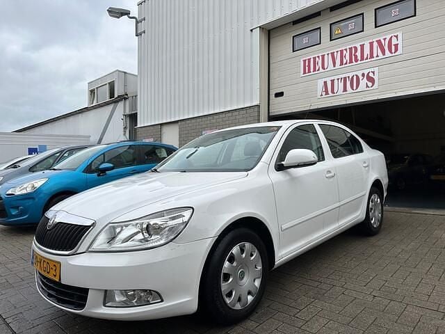 Wit Gebruikt 2009 Skoda Octavia Ambition Hatchback | € 5.750 (Eerlijke prijs) - Afbeelding 1/4