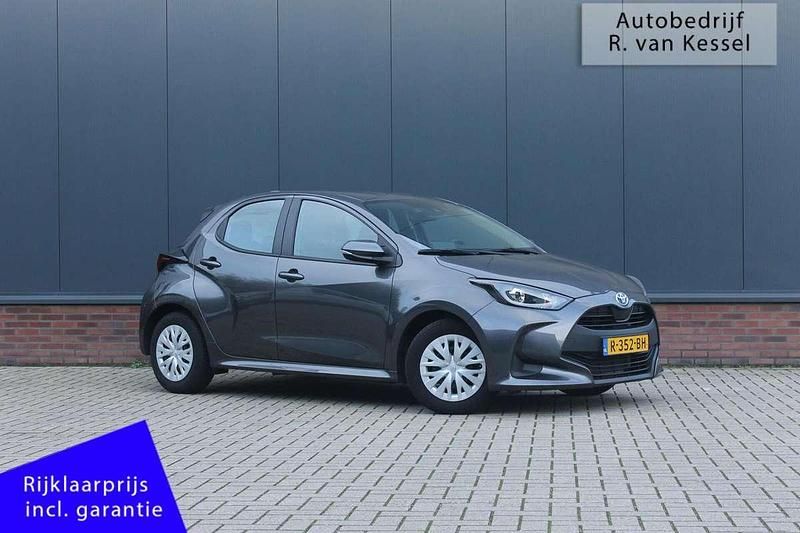 Grijs (metallic) Occasion 2022 Toyota Yaris Hybrid Active Hatchback | € 19.490 (Super prijs) - Afbeelding 1/4