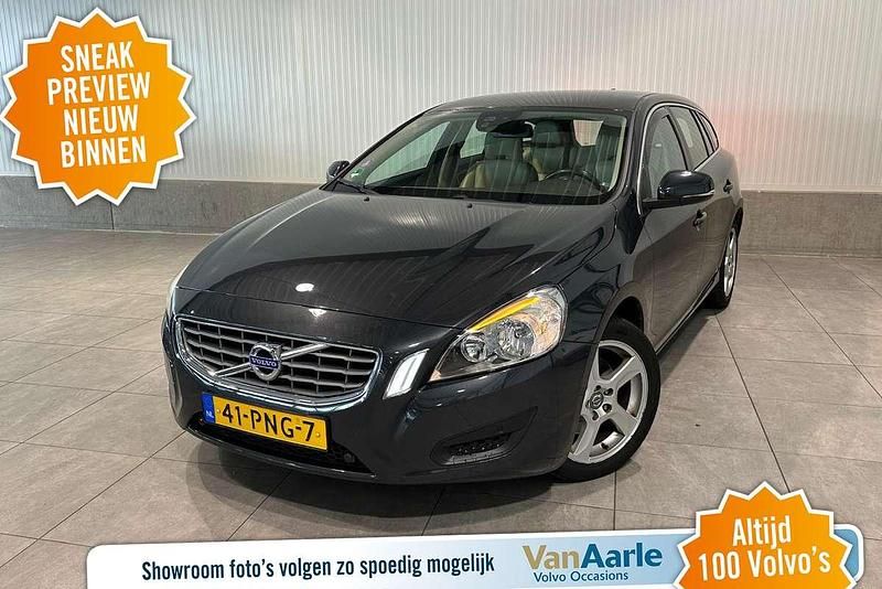 Grijs, metallic lak Gebruikt 2011 Volvo V60 Momentum Stationwagen | € 5.750 (Eerlijke prijs) - Afbeelding 1/3