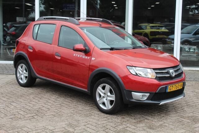 Rood Gebruikt 2015 Dacia Sandero Lauréate Hatchback | € 5.999 (Eerlijke prijs) - Afbeelding 1/4