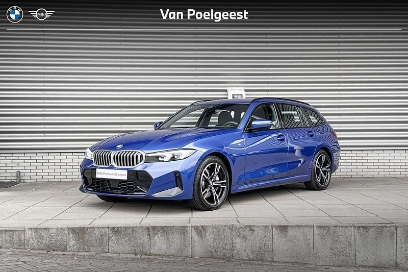 Portimao blau metallic (blauw metallic) Gebruikt 2024 BMW 330 M Sport Stationwagen | € 51.900 (Eerlijke prijs) - Afbeelding 1/4