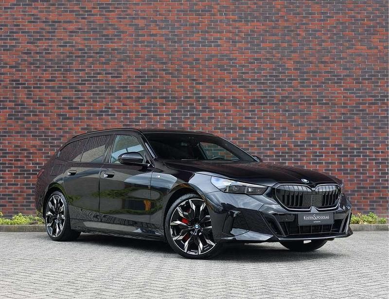 Zwart Gebruikt 2025 BMW 550e Comfort Edition Stationwagen | € 102.950 (Goede deal) - Afbeelding 1/4