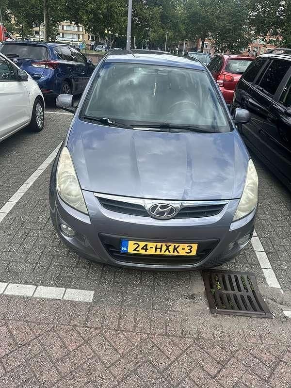 Grijs Gebruikt 2009 Hyundai i20 Dynamiq MPV | € 2.100 (Eerlijke prijs) - Afbeelding 1/4