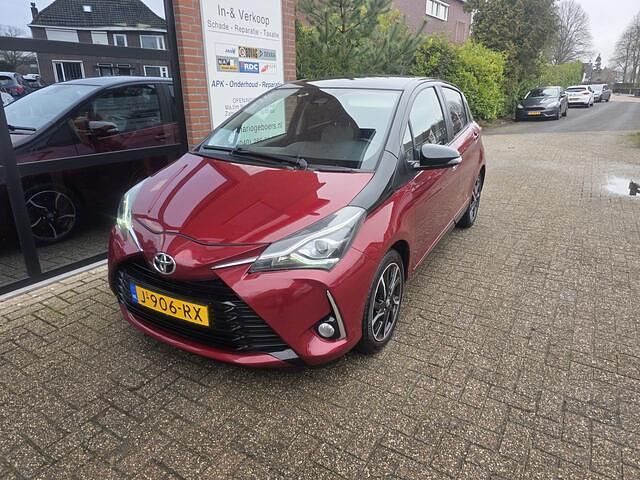 Occasion Toyota Yaris 112 PK (82 kW) 2018 Rood Hatchback