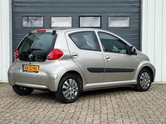 Occasion Toyota Aygo 68 PK (50 kW) 2008 Beige (metallic) Hatchback