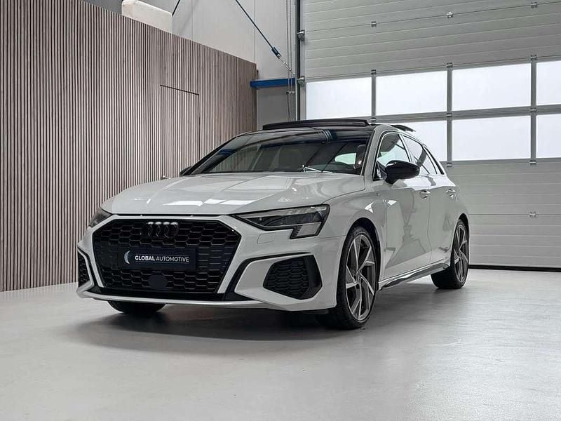 Wit Gebruikt 2020 Audi A3 Sportback e-tron S-Line Sedan | € 32.990 (Duur) - Afbeelding 1/4