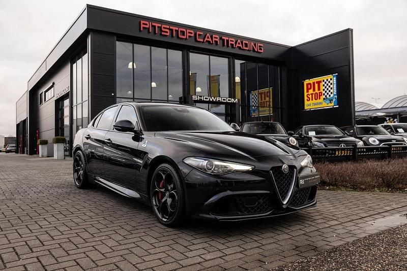 Zwart Occasion 2016 Alfa Romeo Giulia Quadrifoglio Sedan | € 53.500 (Goede deal) - Afbeelding 1/3