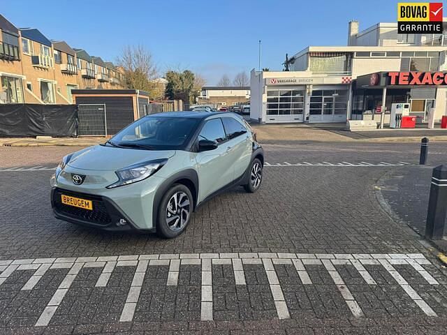 Groen Occasion 2025 Toyota Aygo X Pulse SUV | € 19.950 (Eerlijke prijs) - Afbeelding 1/4