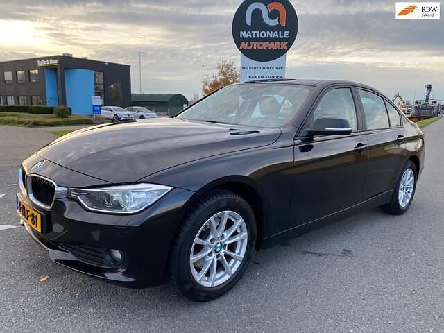 Zwart Gebruikt 2013 BMW 320 Executive Sedan | € 10.999 (Goede deal) - Afbeelding 1/4