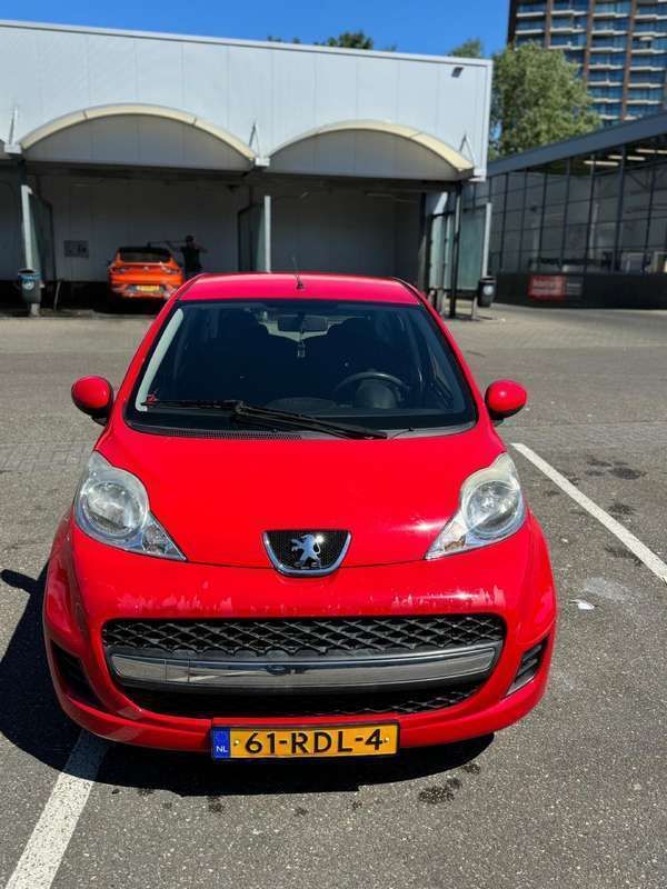 Rood Gebruikt 2011 Peugeot 107 Hatchback | € 2.500 (Goede deal) - Afbeelding 1/4