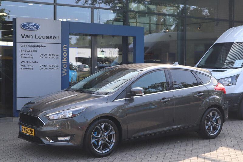 Grijs, metallic lak Gebruikt 2018 Ford Focus Titanium Hatchback | € 12.400 (Eerlijke prijs) - Afbeelding 1/4