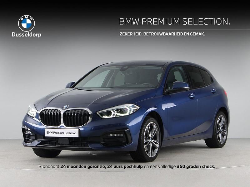 Blauw Occasion 2022 BMW 118 Sport Line Hatchback | € 24.450 (Eerlijke prijs) - Afbeelding 1/4