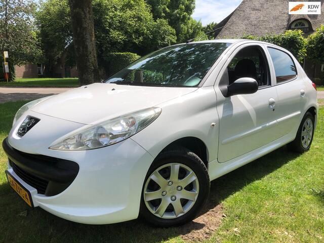 Wit Gebruikt 2011 Peugeot 206+ Access Hatchback | € 3.499 (Eerlijke prijs) - Afbeelding 1/4