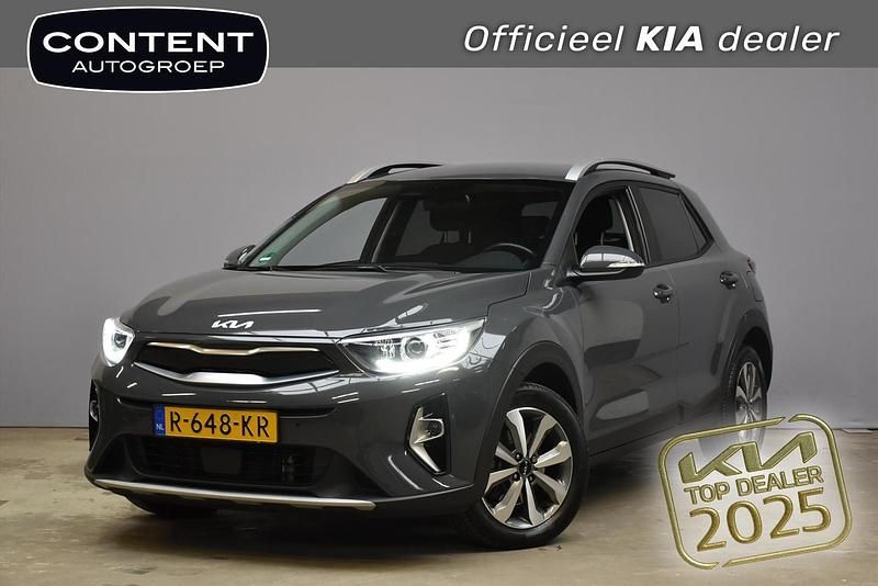 Grijs Occasion 2022 Kia Stonic SUV | € 22.940 (Eerlijke prijs) - Afbeelding 1/4