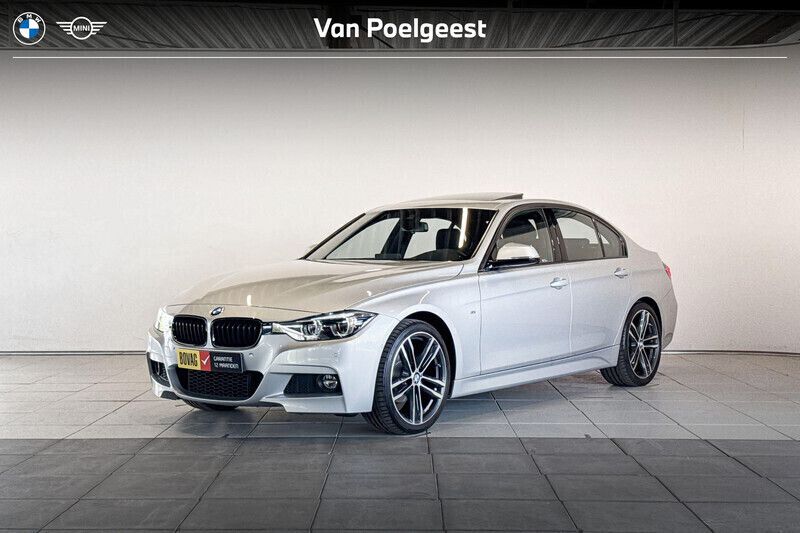 Glaciersilber metallic (licht grijs metallic) Gebruikt 2018 BMW 320 Executive Sedan | € 27.895 (Eerlijke prijs) - Afbeelding 1/4
