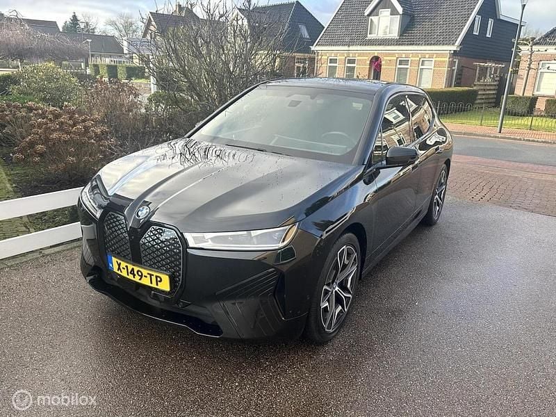 Zwart (metallic) Occasion 2022 BMW iX Sport Line SUV | € 39.950 (Super prijs) - Afbeelding 1/4