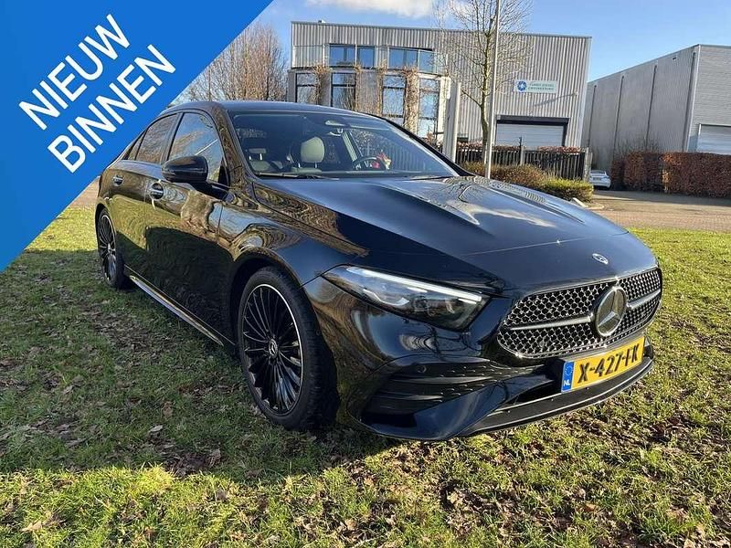Zwart Occasion 2023 Mercedes A200 AMG line Sedan | € 33.950 (Iets duurder) - Afbeelding 1/4