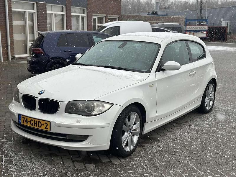 Wit Occasion 2008 BMW 118 Hatchback | € 2.750 (Eerlijke prijs) - Afbeelding 1/4