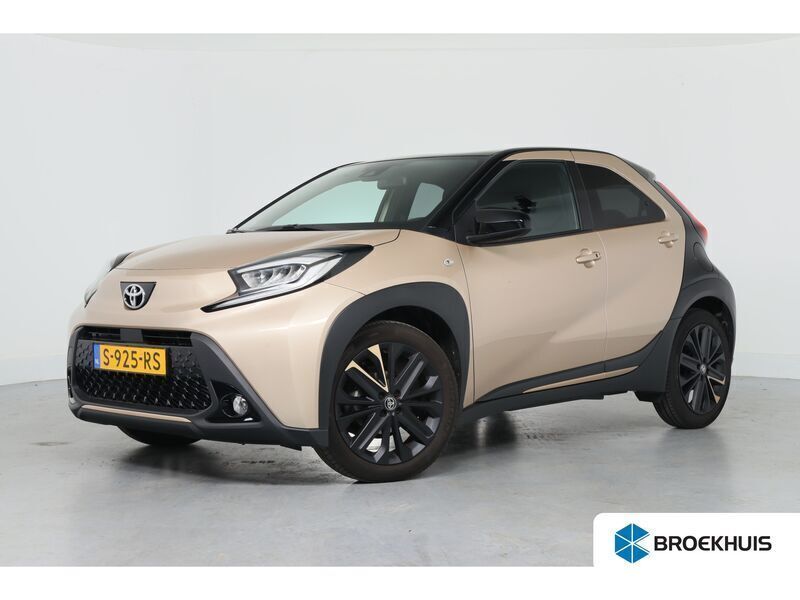 Bruin Gebruikt 2023 Toyota Aygo Premium Hatchback | € 21.900 (Eerlijke prijs) - Afbeelding 1/4