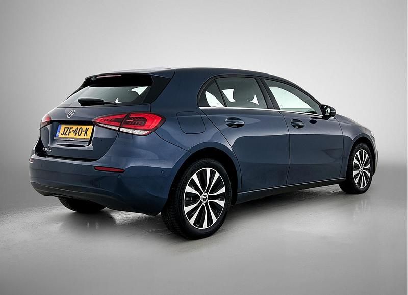 Occasion Mercedes A250 218 PK (160 kW) 2022 Donker metallic denimblauw Hatchback