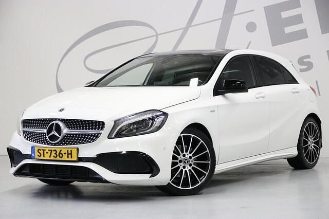 Wit Occasion 2018 Mercedes A160 AMG line Hatchback | € 16.950 (Eerlijke prijs) - Afbeelding 1/4