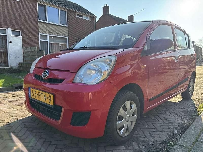Rood Occasion 2011 Daihatsu Cuore Hatchback | € 2.500 (Eerlijke prijs) - Afbeelding 1/4