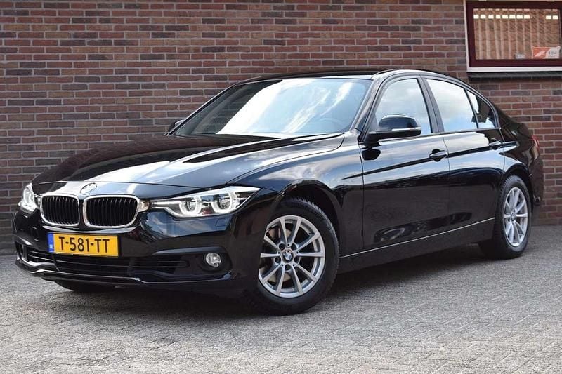 Zwart Gebruikt 2016 BMW 318 Sedan | € 12.949 (Goede deal) - Afbeelding 1/4