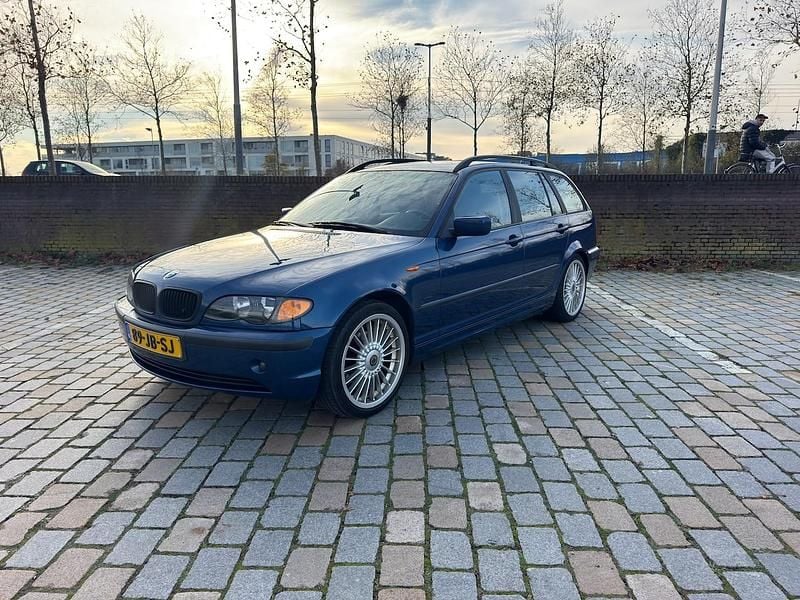 Blauw (metallic) Gebruikt 2002 BMW 318 Executive Stationwagen | € 1.950 (Eerlijke prijs) - Afbeelding 1/4
