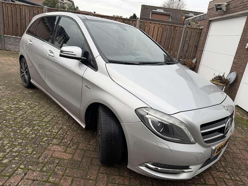 Grijs Gebruikt 2011 Mercedes B180 MPV | € 5.700 (Eerlijke prijs) - Afbeelding 1/4