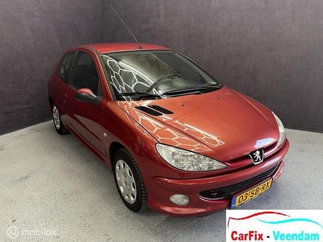 Rood Occasion 2005 Peugeot 206 Hatchback | € 950 (Goede deal) - Afbeelding 1/4