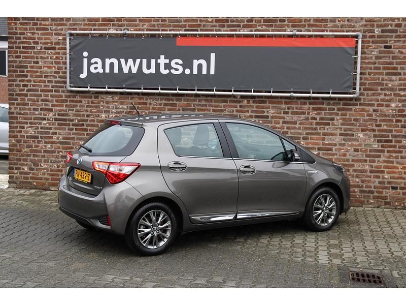 Occasion Toyota Yaris Executive 74 PK (54 kW) 2017 Grijs Hatchback