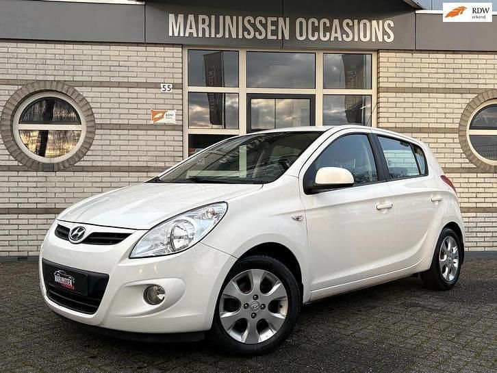 Wit Occasion 2013 Hyundai i20 Hatchback | € 2.495 (Eerlijke prijs) - Afbeelding 1/4