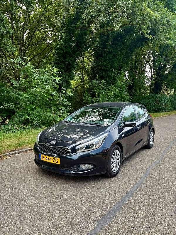 Zwart Gebruikt 2013 Kia Ceed Hatchback | € 6.595 (Eerlijke prijs) - Afbeelding 1/4
