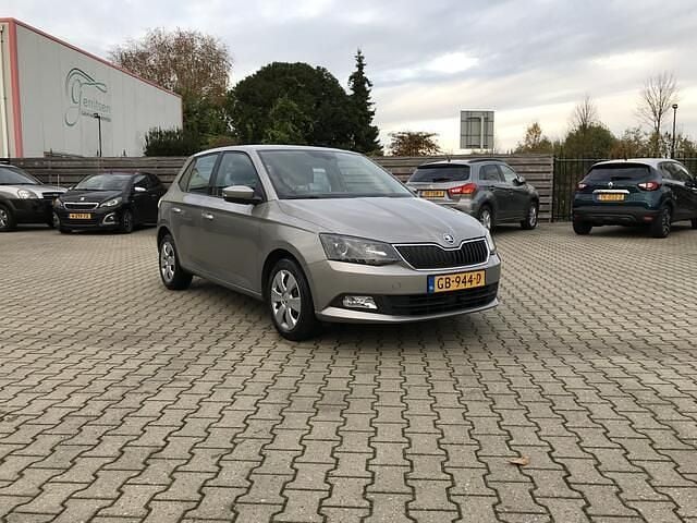 Beige (metallic) Gebruikt 2015 Skoda Fabia First Edition Hatchback | € 7.850 (Eerlijke prijs) - Afbeelding 1/4