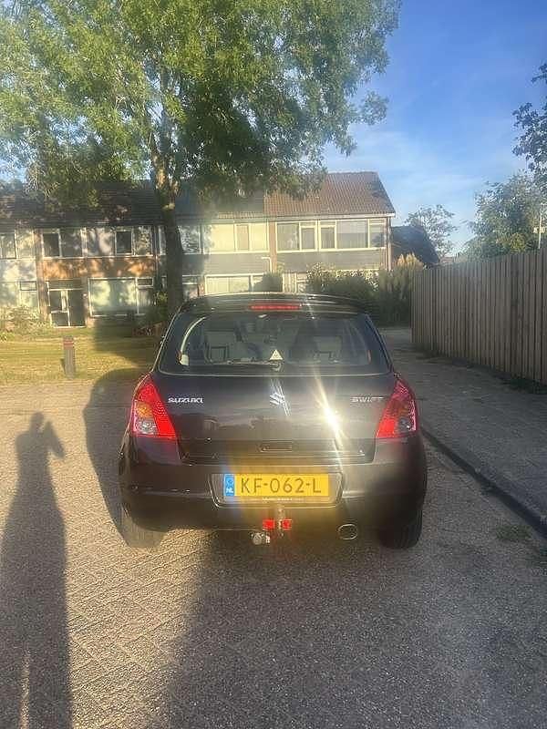 Zwart Gebruikt 2009 Suzuki Swift Hatchback | € 2.750 (Goede deal) - Afbeelding 1/4