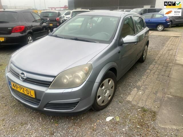 Grijs Gebruikt 2005 Opel Astra Enjoy Hatchback | € 675 (Goede deal) - Afbeelding 1/4