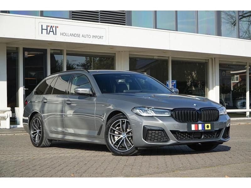 Grijs Gebruikt 2023 BMW 530 M Sport Stationwagen | € 44.900 (Eerlijke prijs) - Afbeelding 1/4